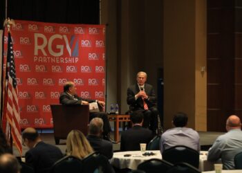 Abbott se reúne con empresarios pero omite perdidas por revisiones exhaustivas