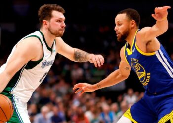 Warriors ponen contra la pared a los Mavericks