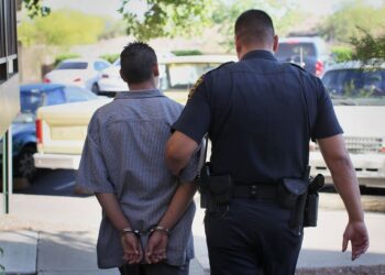 Van 9 arrestos de estudiantes por amenazas a escuelas en Texas