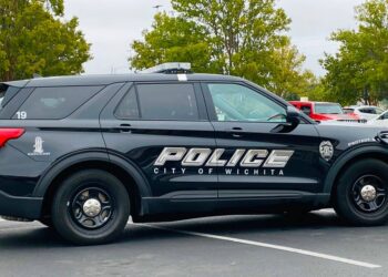 Fallecen 2 juveniles durante balacera en fiesta de graduación en Kansas