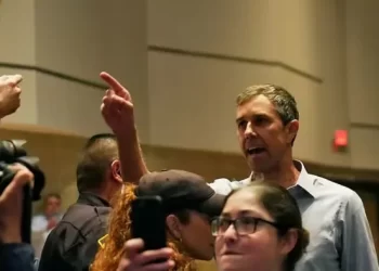Beto O’Rourke interrumpe rueda de prensa de Greg Abbott
