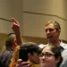 Beto O’Rourke interrumpe rueda de prensa de Greg Abbott