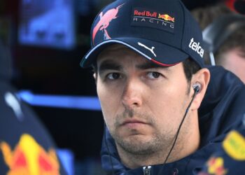 Checo Pérez abandona carrera de Canadá, pero es segundo en F1