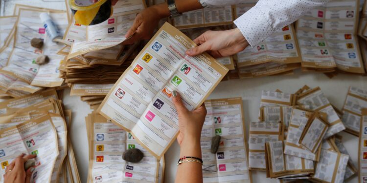 Fotografía de archivo fechada el 6 de junio de 2021, donde se observa el conteo de votos en una casilla electoral en la ciudad de Guadalajara, estado de Jalisco (México). EFE/ Francisco Guasco