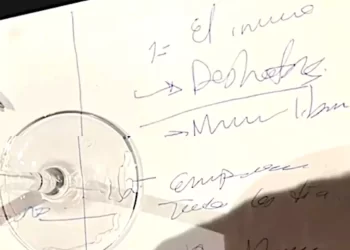 Esto habría escrito Yrma Lydya en mantel de restaurante antes de ser asesinada