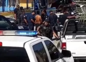 Policía encubierto salva a 45 niños rehenes