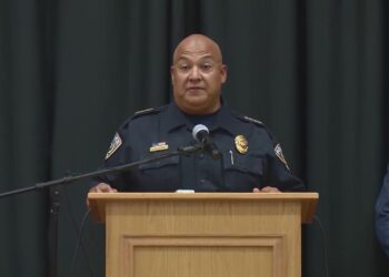 Suspenden a jefe de policía escolar de Uvalde