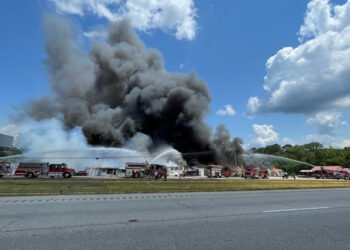 Voraz incendio en la pulga de Donna
