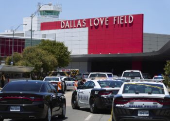 Mujer dispara dentro de aeropuerto de Dallas