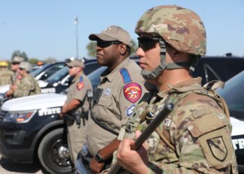 Destina Abbott 30 MDD más a seguridad fronteriza