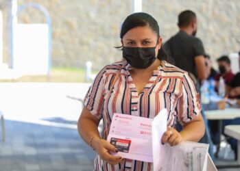 Gobierno Municipal de Carlos Peña Ortiz entrega becas a rezagados