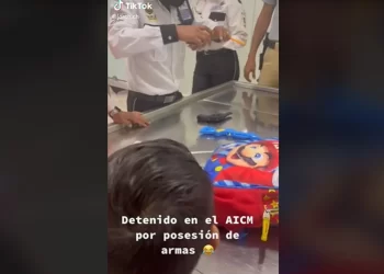 Detienen a niño en aeropuerto por portar dos pistolas de juguete