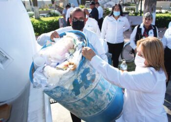 Entregan camión para la basura y botas a servicios primarios