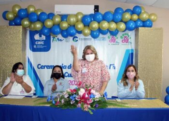 Mely Rocha madrina de los alumnos graduados de los CAIC´S