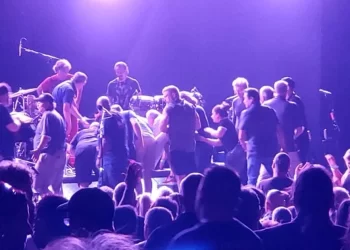 Carlos Santana se desvanece en pleno escenario