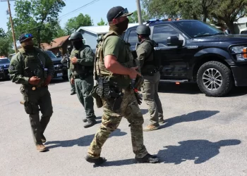 Video muestra a oficial usando dispensador de sanitizante mientras que el tirador mataba estudiantes en escuela de Uvalde