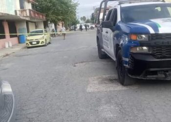 Encuentran hombre muerto dentro de automóvil