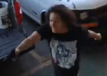 Video captó jóvenes hispanos asaltando con pistola a hombre; uno de los ladrones andaba descalzo