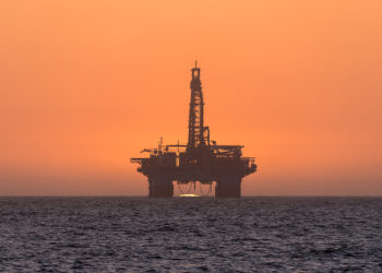 Petroleros frustran ataque pirata con chorros de agua