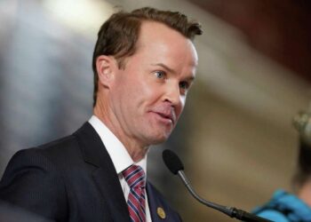 Descartan aumentar edad para comprar armas en Texas