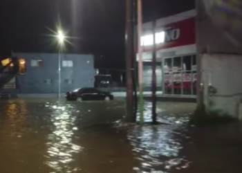 Mueren cuatro en Cadereyta N.L. corriente arrastra camioneta con familia