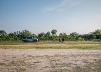 Acusan a dos hombres de homicidio contra migrantes en Texas