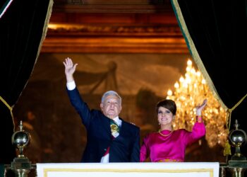 AMLO en el grito de independencia: “Muera la corrupción, el clasismo y el racismo”
