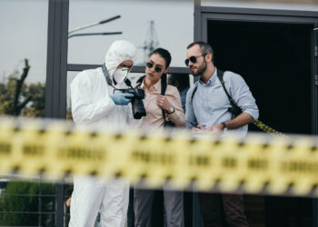 Encuentran cuerpo sin vida en vehículo