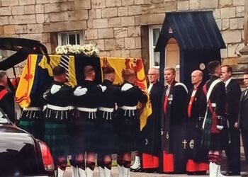 Hombre es arrestado al acercarse al auto del rey Carlos III