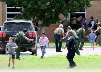 Entablan demanda familias de Uvalde  contra autoridades y fabricantes de armas