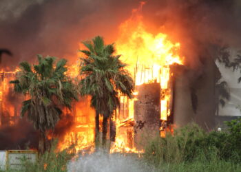 Consume incendio 16 condominios en Puerto Isabel