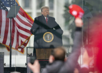 Trump tendrá que rendir testimonio en noviembre sobre asalto a Capitolio
