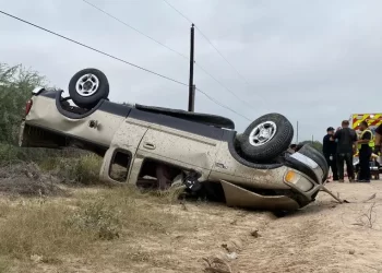 Un muerto y 11 lesionados tras volcadura en Texas