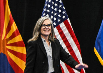 Demócrata Katie Hobbs se perfila como gobernadora de Arizona