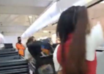 Mujer pierde vuelo y se pone violenta con personal del AICM