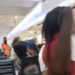 Mujer pierde vuelo y se pone violenta con personal del AICM