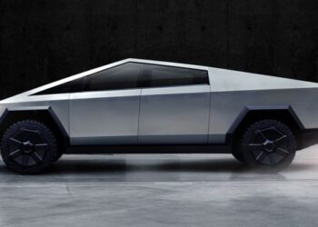 Llama Tesla más de 300 mil vehículos por potencial falla en luces traseras