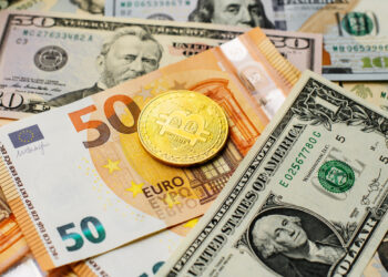 Dólar cede terreno ante euro por elecciones; bitcoin cae