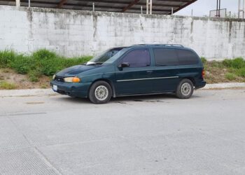 Encuentran cuerpo en camioneta abandonanda