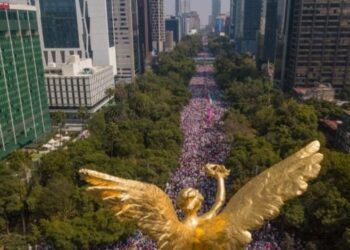 Marchan miles de mexicanos: José Woldenberg llama a legisladores a defender al INE