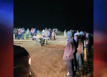 Detienen a 420 migrantes en Texas