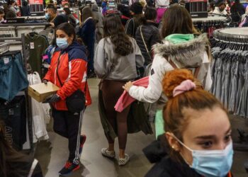 Consumidores realizan compras de último momento en Sur de Texas
