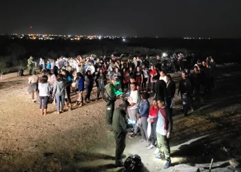 Detienen a grupo de 704 migrantes en Texas