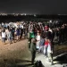 Detienen a grupo de 704 migrantes en Texas