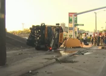 Volcadura de autobús deja 14 lesionados en Houston