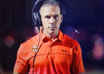 Travis Bush primer entrenador en jefe de equipo de futbol colegial de UTRGV