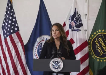 Critican decisión de Abbott de querer investigar a ONGS que ayudan a migrantes