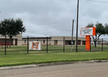 Detienen a estudiante con arma en secundaria de Texas