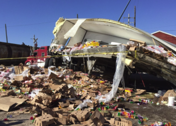 Tren con mil migrantes choca con tráiler en Chihuahua