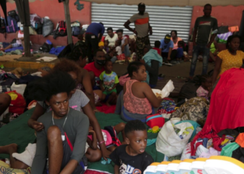 Más de 35 mil migrantes saturan frontera esperando cruzar a EU